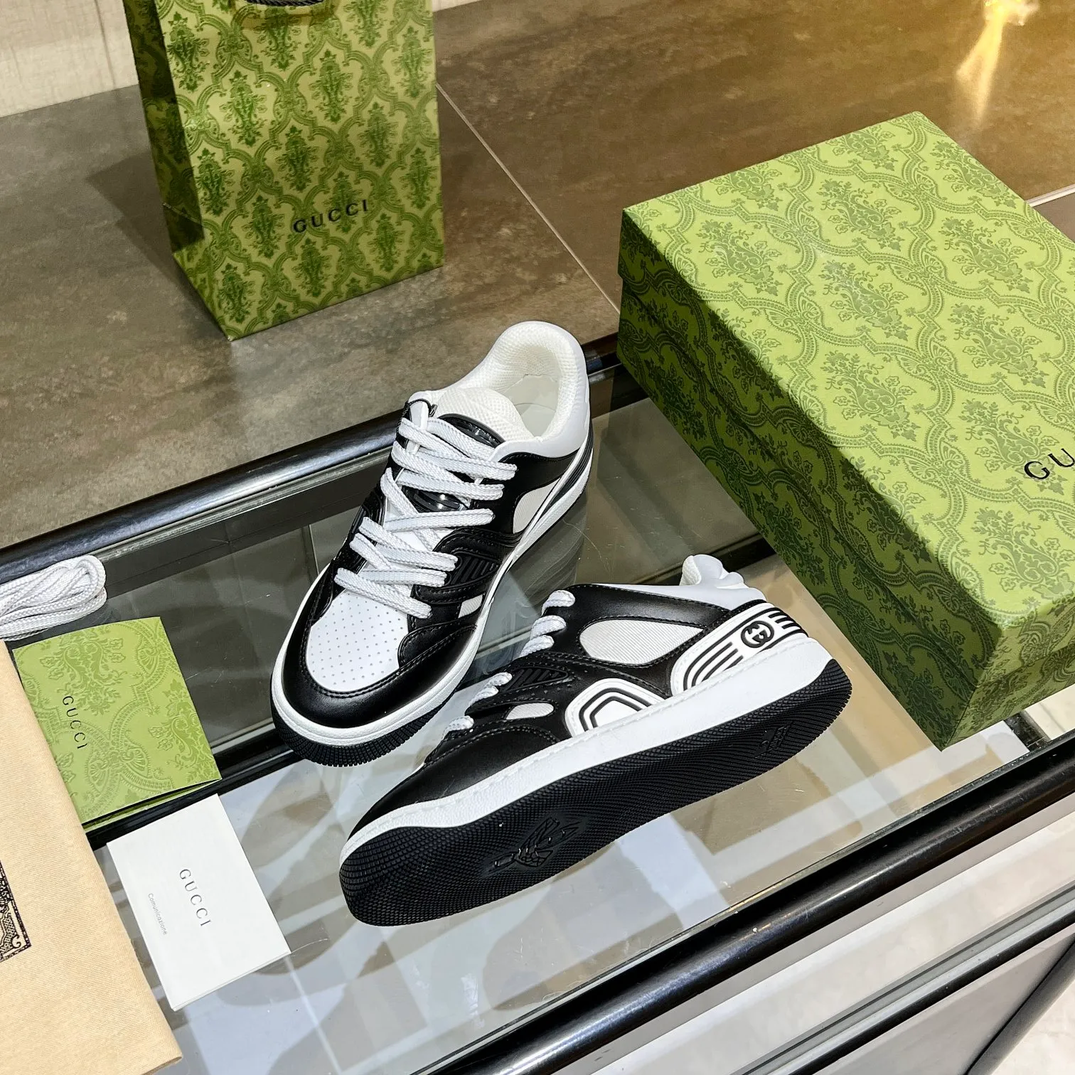 👟👟Ex-factory price 600👟👟 Men's size +10 high version, the top version of 2022 Gucci low-top sneakers! The new colors are reproduced one to one. New style for early spring, creating a perfect style💣💣💣street style🔥🔥🔥cool and trendy C-level fashionable outfit with a retro and futuristic feel🌹🌹🌹classic boot shape + British color-blocking design, super eye-catching. Various leather splicing, original reverse mold last type, imported high-end knitting needles showing exquisite texture! Open mold to customize high-density TPU outsole. 15 colors come out first. Size: Female 35-41 Male 39-46
